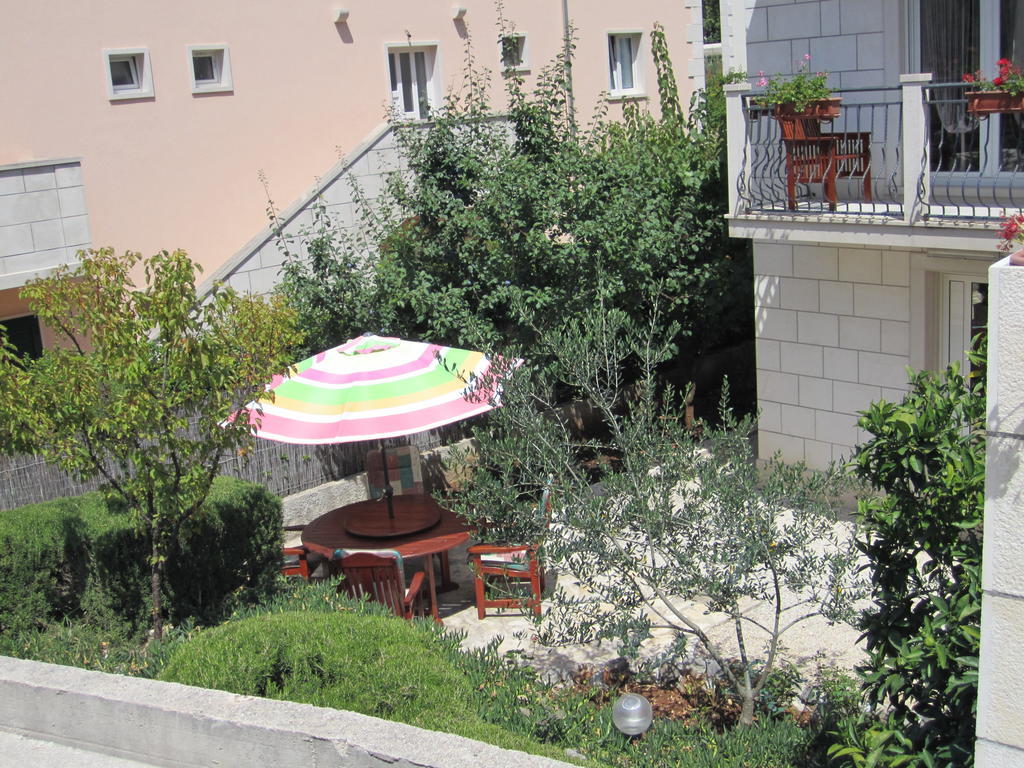 Apartments Nives Supetar Exterior foto