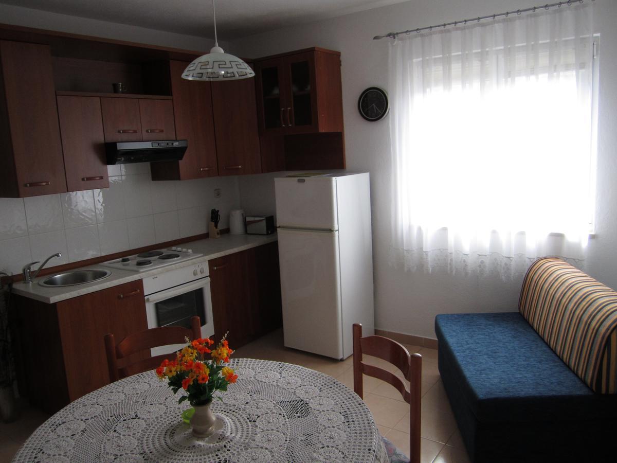 Apartments Nives Supetar Exterior foto