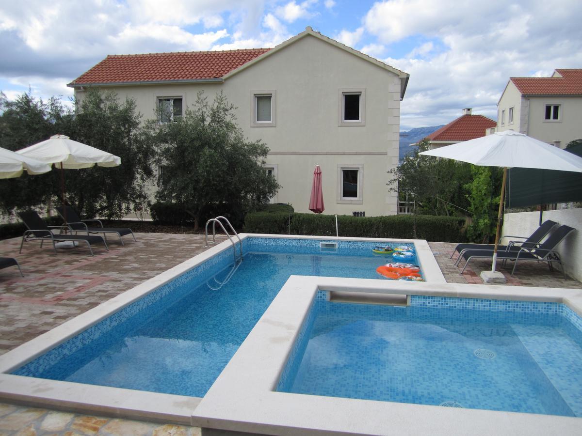 Apartments Nives Supetar Exterior foto