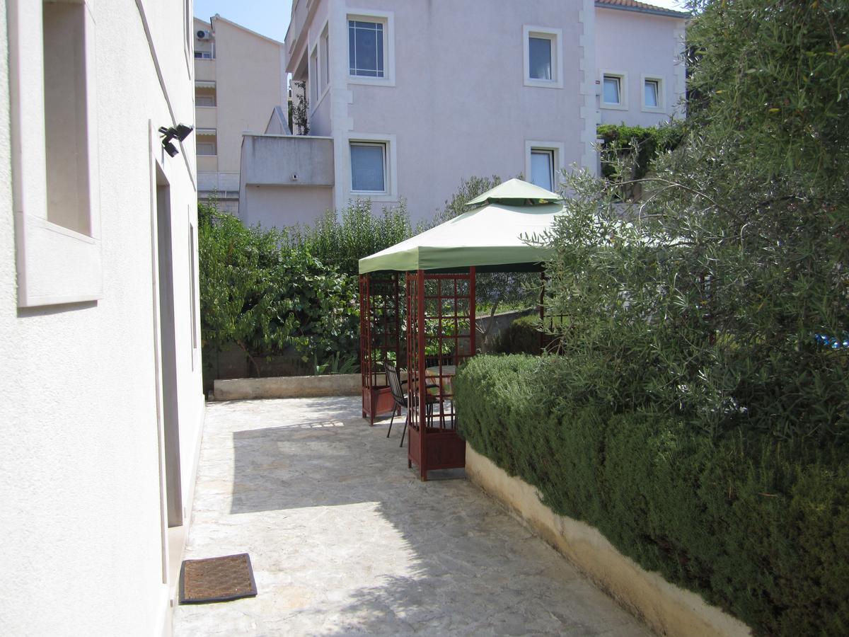 Apartments Nives Supetar Exterior foto